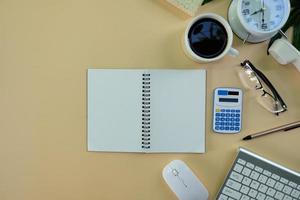 fondo plano de escritorio de oficina con computadora portátil y equipo de oficina para el espacio de copia del área de trabajo y conceptos escolares de educación. foto