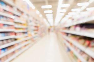 Resumen borroso supermercado tienda de descuento pasillo y estantes de productos interior fondo desenfocado foto