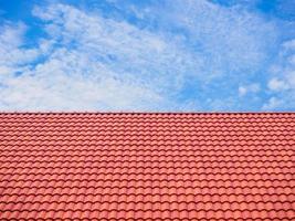 patrones de tejas con cielo azul y nubes foto