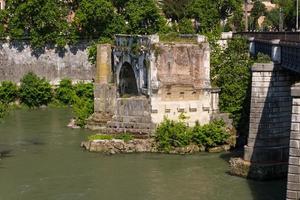 puentes de roma con paisaje de vista al río foto