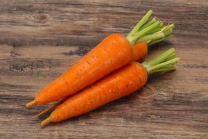 tres jóvenes zanahorias maduras frescas foto
