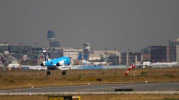 Amsterdam, Niederlande, 25. Juli 2017 - Klm Cityhopper Fokker 70 ph Kzu in Anthony Fokker-Lackierung landet auf dem internationalen Flughafen Schiphol, Amsterdam, video