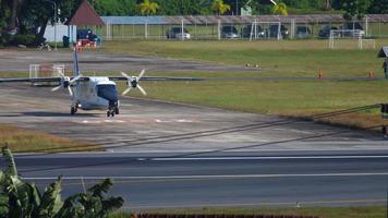 phuket, Tailandia 29 novembre 2019 - 1115 royal thai navy dornier do 228 in rullaggio dall'hangar dell'aeroporto di phuket. video