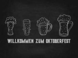 oktoberfest 2022 - fiesta de la cerveza. conjunto dibujado a mano de elementos de garabato. fiesta tradicional alemana. jarras de cerveza de vidrio con letras en una pizarra negra. vector