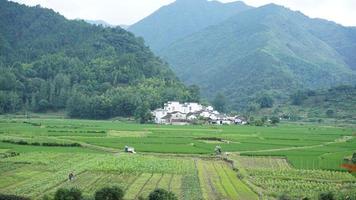 el hermoso paisaje rural con las montañas y el pueblo en el sur de china foto