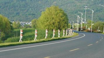 la vista de la carretera del campo con la forma curva foto