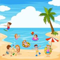 niños felices de dibujos animados jugando en la playa vector