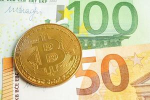 bitcoin dorado en billetes en euros dinero para negocios y comercio, moneda digital, criptomoneda virtual. foto