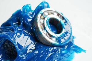 grasa y rodamientos de bolas, grasa azul de complejo de litio sintético de primera calidad, altas temperaturas y lubricación de maquinaria para automoción e industrial. foto