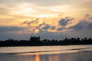 puesta de sol en alghero en bangladesh foto