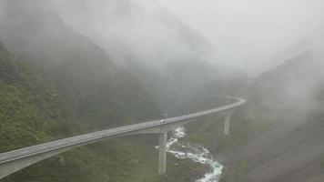 mirador del viaducto de otira. día de lluvia en la mañana de la carretera en arthur pass video