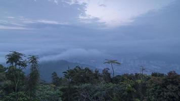 timelapse nevel uitzicht op penang hill. video