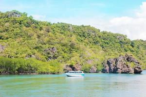 hermoso paisaje marino con lancha rápida en la playa de la isla de koh lipe. foto