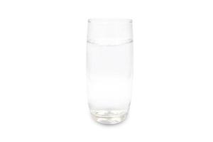 vaso de agua sobre un fondo blanco con trazado de recorte. foto