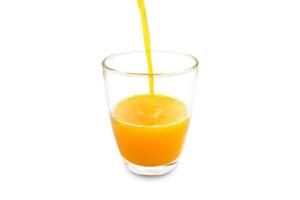 vaso de jugo de naranja aislado sobre fondo blanco con trazado de recorte. foto