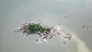 vista aérea pequeña isla pulau tikus con faro. video