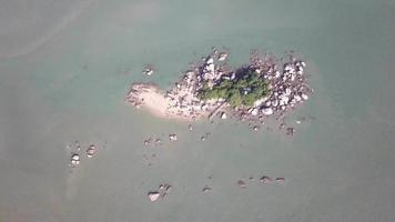 vue aérienne de l'île de pulau tikus avec pierre rocheuse. video