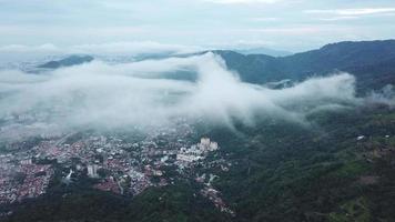 niebla aérea vista al mar de la ciudad de ayer itam desde la colina de penang. video
