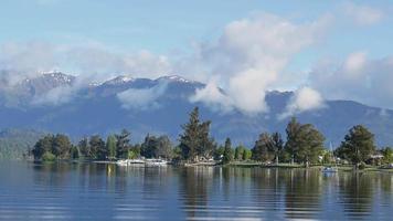 lago te anau con montagna di neve video