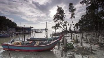 timelapse vila de pescadores ao lado de árvores de mangue. video