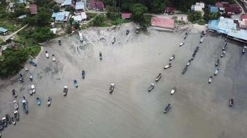 vista aérea pueblo de pescadores, gertak sanggul, penang. video