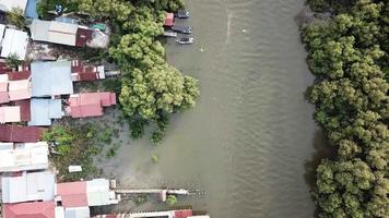 volar sobre el pueblo malayo cerca del río. video