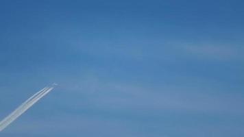 scie nel cielo azzurro. aereo che vola alto. rallentatore video