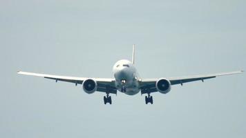 aereo widebody in avvicinamento prima di atterrare all'aeroporto di phuket. spiaggia di mai khao video