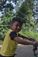 gresik, indonesia, 2022 - el estado del pueblo por la mañana con un retrato de un niño pequeño jugando foto