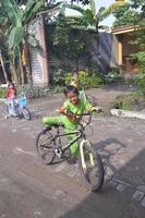 gresik, java oriental, indonesia, 2022 - el estado del pueblo por la mañana con un retrato de un niño pequeño jugando foto