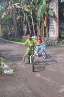 gresik, java oriental, indonesia, 2022 - el estado del pueblo por la mañana con un retrato de un niño pequeño jugando foto