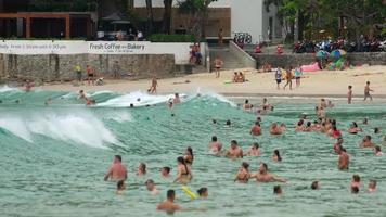 vacacionistas en las olas video