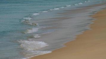 les vagues d'azur ont roulé le rivage de la plage de nai harn video