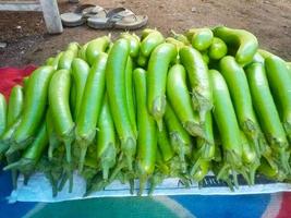 pila de berenjena verde foto