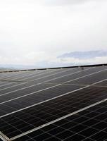 panel fotovoltaico, nueva tecnología para almacenar y utilizar la energía de la naturaleza con la vida humana, la energía sostenible y el concepto de amigo del medio ambiente. foto