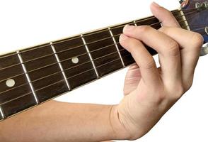 dedos aislados y mano que toca la guitarra con senderos recortados. foto