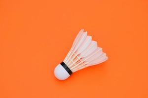 pluma de volante de bádminton crema blanca aislada, para jugar al deporte de bádminton. foto