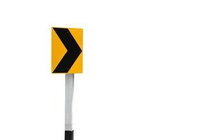señal de advertencia de flecha negra derecha aislada en el poste blanco, señales de tráfico, con caminos de recorte. foto