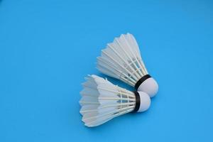 pluma de volante de bádminton crema blanca aislada, para jugar al deporte de bádminton. foto