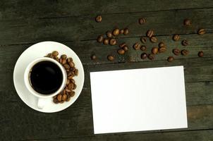 una taza de café con granos de café en la mesa de madera.flatlay, maqueta. foto