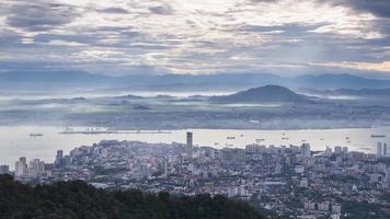 time-lapse de brouillard brumeux sur georgetown, penang. video