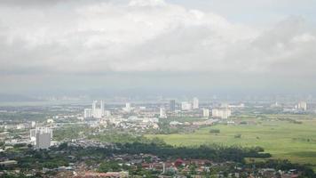 timealspe ver nube en movimiento sobre zona residencial de berapit video