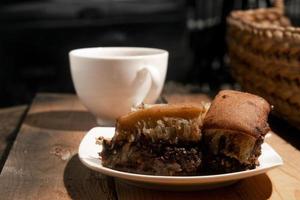 pastel dulce y té en la mesa de madera foto