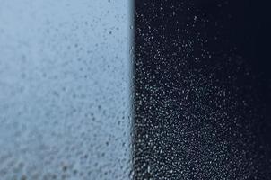 borrosa y foco de gota de lluvia en la ventana de cristal. foto