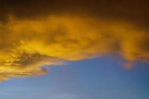 nube amarilla del sol por la noche con cielo azul cuando comienza a llover en la temporada de monzones. foto