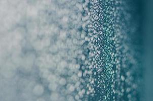 borrosa y foco de gota de lluvia en la ventana de cristal. foto