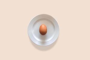 el huevo se pone en un plato blanco. foto
