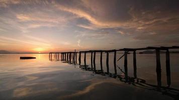 timelapse splendida alba che nuvola colorata al ponte rotto video