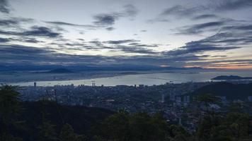 ochtendlandschap van georgetown over de penang-heuvel. video