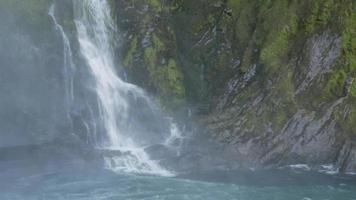 spektakulära Milford Sound vattenfall. video